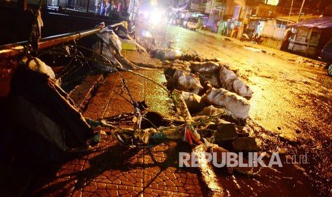 Sampah berserakan di pinggir jalan sisa banjir cileuncang atau air hujan di Jalan Pagarsih, Kota Bandung, Rabu (9/11). 