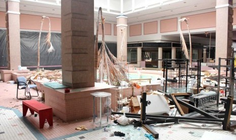 Sampah berserakan di sebuah mall yang tidak digunakan lagi di Chesterfield, Virginia. 