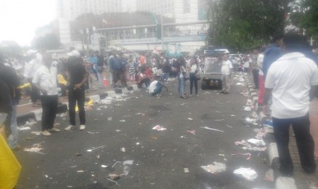 Sampah berserakan di sejumlah titik saat aksi parade kebudayaan digelar di Jakarta pada Ahad (4/12).