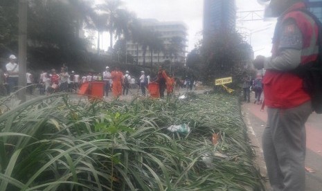 Sampah berserakan di sejumlah titik saat aksi parade kebudayaan digelar di Jakarta pada Ahad (4/12).