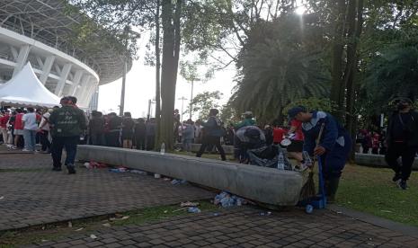 Sampah berserakan di SUGBK jelang laga Indonesia Vs Vietnam, Jumat (6/1/2023).