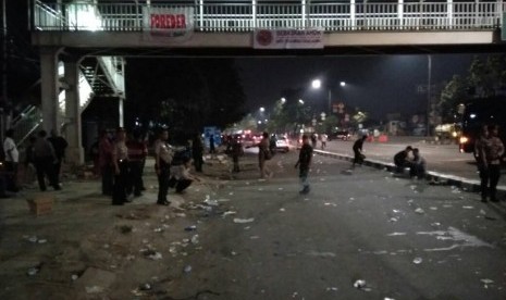 Sampah botol air mineral berserakan di Jalan Letjen Suprapto, Cempaka Putih, Jakarta Pusat pascaaksi pendukung Ahok menuntut penangguhan penahanan Basuki Tjahaja Purnama alias Ahok pada Kamis (11/5) dini hari. 