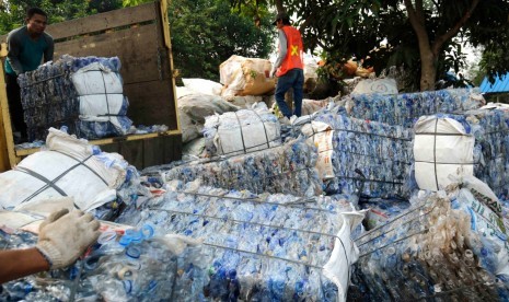 Sampah botol air minum kemasan yang dikumpulkan para pemulung