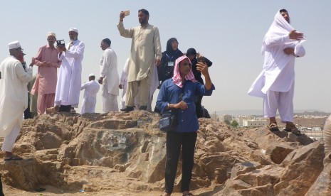 Sampah botol minuman kemasan berserakan di sekitar Gunung Uhud, Madinah, Arab Saudi