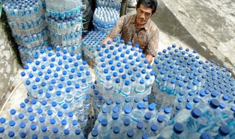 Sampah botol plastik bekas air mineral. (ilustrasi).  