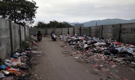 Sampah di jalur masuk terminal Baleendah, Kabupaten Bandung semakin menumpuk. Sudah satu pekan sejak diberitakan belum ada upaya dari dinas terkait untuk mengangkut sampah.