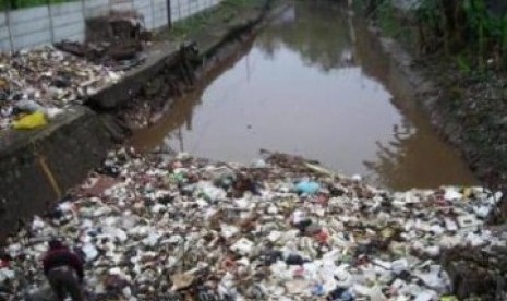 Sampah di Kali Cawang