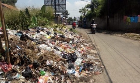 Sampah di tempat pembuangan sampah liar di Kabupaten Bandung masih marak  seprrti di Jalan Gandasoli, Kecamatan Soreang, Rabu (27/2). 