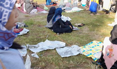 Sampah koran bekas hingga plastik yang digunakan jamaah yang melaksanakan sholat Ied di Alun-alun Selatan, Kota Yogyakarta, Jumat (21/4/2023).