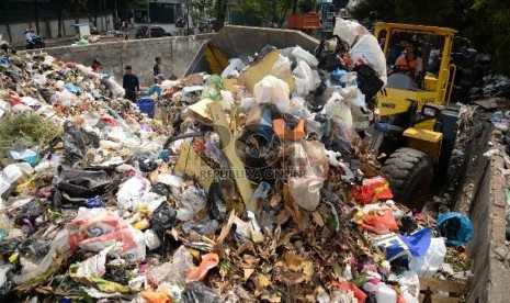 Sampah Lebaran Berkurang: Alat berat mengeruk sampah di Tempat Penampungan Sementara (TPS) di kawasan Kalibata, Jakarta, Kamis (23/7).