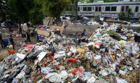   Sampah Lebaran Berkurang: Tumpukan sampah di Tempat Penampungan Sementara (TPS) di kawasan Kalibata, Jakarta, Kamis (23/7).