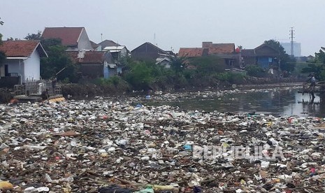 Sampah masih menumpuk di perbatasan anak Sungai Cikapundung ke Sungai Citarum, Rabu (14/3). Tiga pekan lebih banjir di Kabupaten Bandung mulai surut.