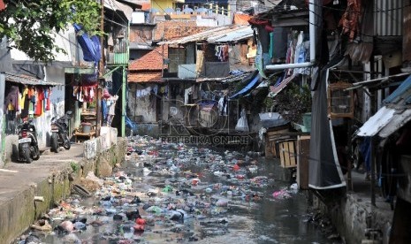 Sampah memenuhi tepian Kali Krukut, Tepian Kali Krukut, Jakarta Pusat, Senin (18/5).