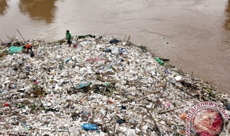 Sampah menggunung di sungai