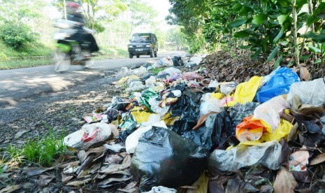 Sampah menumpuk dan berserakan di pinggir jalan (ilustrasi)