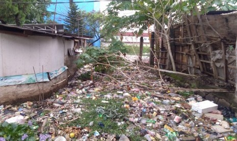 Sampah menumpuk di kali kecil sekitar Komplek Perumahan Jatimulya Bekasi