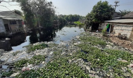 Sampah menumpuk di Kali Pisang Batu, Kampung Pisang Batu, Desa Pahlawan Setia, Tarumajaya, Kabupeten Bekasi, Kamis (1/8). Sampah kembali menumpuk di sana usai penumpukan sebanyak 2.000 ton dibersihkan pada bulan Januari 2019 lalu. 