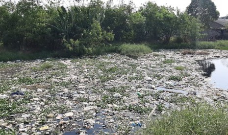 Sampah menumpuk di Kali Pisang Batu, Kampung Pisang Batu, Desa Pahlawan Setia, Tarumajaya, Kabupeten Bekasi, Kamis (1/8). Sampah kembali menumpuk di sana usai penumpukan sebanyak 2.000 ton dibersihkan pada bulan Januari 2019 lalu. 