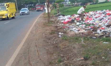 Sampah menumpuk di pinggir jalan Gatot Subroto, Cikarang, Kabupaten Bekasi, Selasa (9/4)