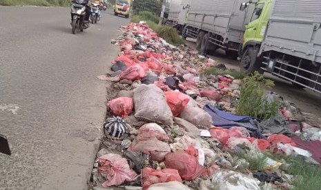 Sampah menumpuk di sepanjang jalan Inspeksi Kalimalang, Kecamatan Cikarang Barat, Kabupaten Bekasi, Jawa Barat (ilustrasi).