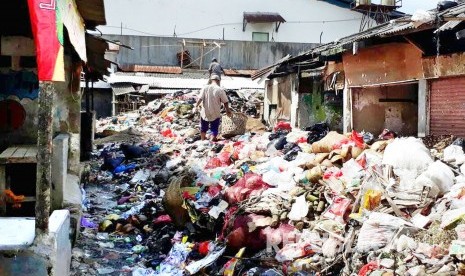 Sampah menumpuk ditempat pembuangan sampah (TPS), di komplek Pasar Sayati, Kabupaten Bandung, Senin (24/4). Sampah menggunung hingga mengular kurang lebih mencapai 10 meter.