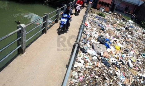   Sampah menumpuk pada aliran sungai Cikapundung menuju Sungai Citarum di Bojongsoang, Kabupaten Bandung, Senin(3/3).  (foto: Septianjar Muharam)