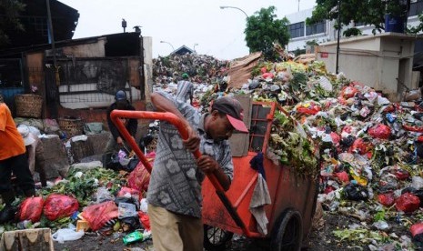  Sampah menumpuk di jalan terminal Pasar Minggu, Jakarta Selatan, Selasa (3/2), sebelum dibersihkan dan diangkut. oleh petugas.   (foto : MgROL34)