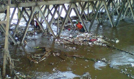 Sampah nyaris menutupi jembatan di Kalibata