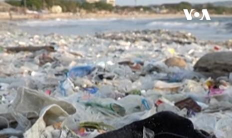 Sampah penuhi pantai di wilayah Kuta, Bali.