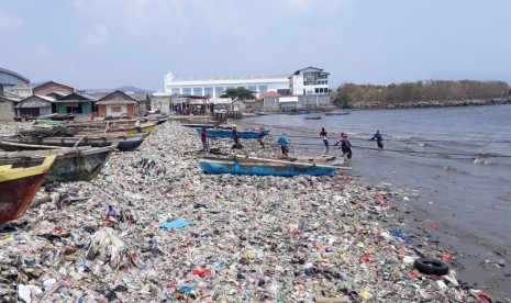 Sampah plastik menumpuk dan menebar di pesisir Teluk Lampung, Kamis (17/10).