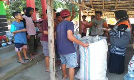 Sampah plastik seringkali dinilai sebagai barang yang sudah tidak berguna dan dibuang begitu saja di alam, padahal sampah plastik membutuhkan waktu yang cukup lama untuk bisa terurai. Tumpukan sampah plastik yang semakin banyak tentu dapat merusak dan mencemari alam sehingga butuh solusi dalam menanggulanginya.