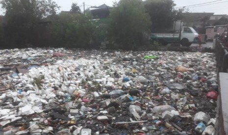 Sampah rumah tangga yang berasal dari Kota Bandung terbawa aliran sungai Cikapundung saat hujan deras dan tertahan di jembatan Sukabirus, penghubung  Kampung Sukabirus dan Kampung Bojongsoang di RT 07 RW 03, Selasa (16/4).