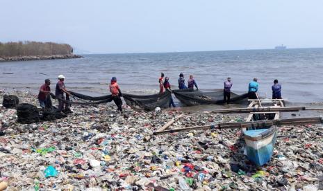 Sampah-sampah plastik rumah tangga mengganggu aktivitas nelayan di pesisir Teluk Lampung. 