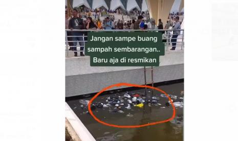 Sampah yang dibuang ke kolam di Masjid Raya Al Jabbar sehingga tampak kumuh. Masjid Raya Al Jabbar baru diresmikan namun sudah tampak kumuh dengan sampah di kolam.