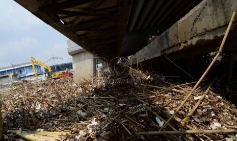 Sampah yang menumpuk menghambat aliran air sungai.