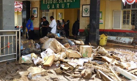 Sampah yang terbawa banjir menumpuk di pintu masuk RSU Dr Slamet Garut.