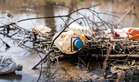 Pengunjung kota bersejarah Visegrad yang indah di Bosnia timur, akan disambut oleh pemandangan sampah yang terapung di perairan dalam berwarna biru kehijauan di ngarai sungai Drina.