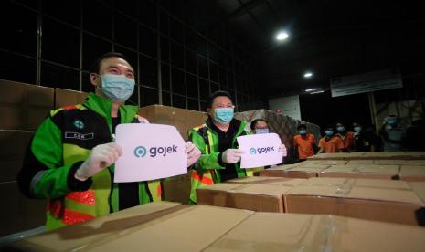 Sampai hari ini, Gojek telah menyediakan ratusan ribu paket kesehatan (safety kit) yang dibagikan di lebih dari 1.300 titik kepada puluhan ribu mitra driver di lebih dari 80 kota di seluruh Indonesia. Paket kesehatan tersebut berupa masker, hand sanitizer, vitamin, dan penyemprotan disinfektan pada sepeda motor serta mobil mitra driver. 