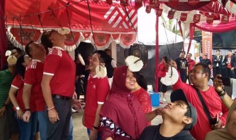 Sampoerna Retail Community (SRC) mencatatkan rekor dunia dengan kegiatan lomba makan kerupuk di lokasi terbanyak. Sebanyak 27.148 toko kelontong jaringan SRC di 34 provinsi di Indonesia secara serentak menggelar lomba makan kerupuk, Sabtu (17/8). 