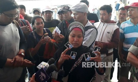 Samsul Muin dan Sri Haryati datangi posko kebakaran pabrik kembang api, Desa Belimbing, Kosambi, Kabupaten Tangerang, untuk mencari anaknya yang menjadi korban kebakaran pabrik kembang api, Jumat (27/10). 