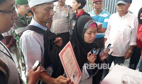 Samsul Muin dan Sri Haryati mendatangi posko kebakaran gudang kembang api, Desa Belimbing, Kosambi, Kabupaten Tangerang, untuk mencari anaknya yang menjadi korban (Ilustrasi)