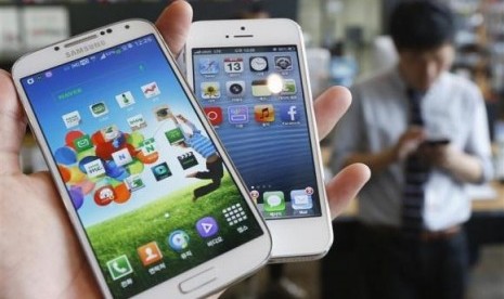 Samsung Electronics' Galaxy S4 (left) and Apple's iPhone 5 are seen in this file picture illustration taken in Seoul on May 13, 2013