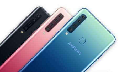 Samsung Galaxy A9, pertama dengan empat kamera di bagian belakang.