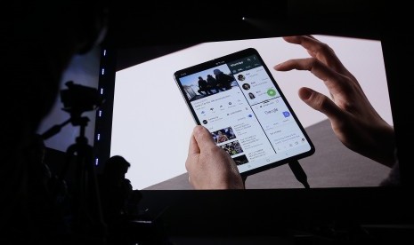 Samsung Galaxy Fold diperkenalkan dalam Mobile World Congress, Rabu (20/2).