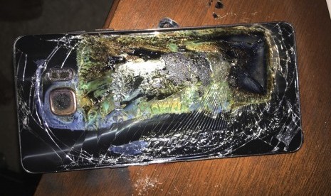 Samsung Galaxy Note 7 di atas meja di Richmond yang hangus terbakar. Samsung Electronics mengatakan Selasa, (11/10), telah menghentikan produksi Galaxy Note 7 secara permanen.