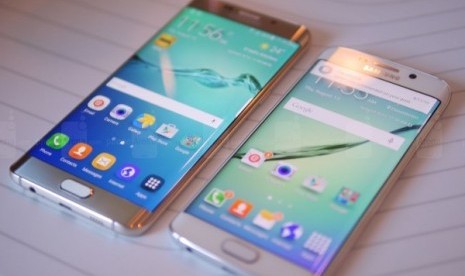 Samsung Galaxy S6 Edge+ (kiri), Samsung Galaxy S6 Edge (kanan) 