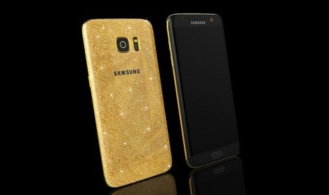 Samsung Galaxy S7 berbalut emas.