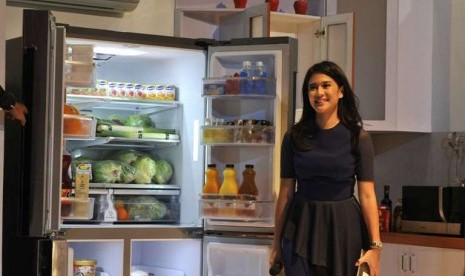 Samsung Home Appliance Brand Ambassador Dian Sastrowardoyo berdiri di samping produk rumah tangga (home appliances) terbaru Samsung Electronic Indonesia saat peluncurannya di Jakarta, Kamis (12/7). Samsung Electronic Indonesia yang meluncurkan produk home 