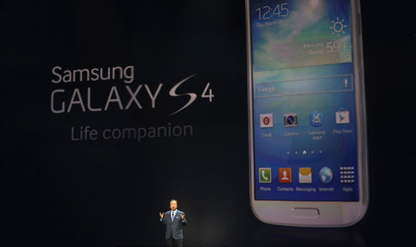  Samsung luncurkan Galaxy S IV di acara Unpacked 2013 yang berlangsung di Radio City Music Hall, New York, Amerika Serikat, Kamis (14/3), waktu setempat.