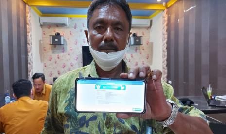 Samuel (56) merupakan Aparatur Sipil Negara (ASN) yang menjabat sebagai Asisten III Bupati Dogiyai Papua. Sebagai ASN, otomatis Samuel juga menjadi peserta JKN-KIS. Dalam segala kesibukannya, terkadang Samuel tidak memiliki waktu untuk pergi ke Kantor Cabang BPJS Kesehatan demi mengurus administrasi kepesertaan dari keluarganya.